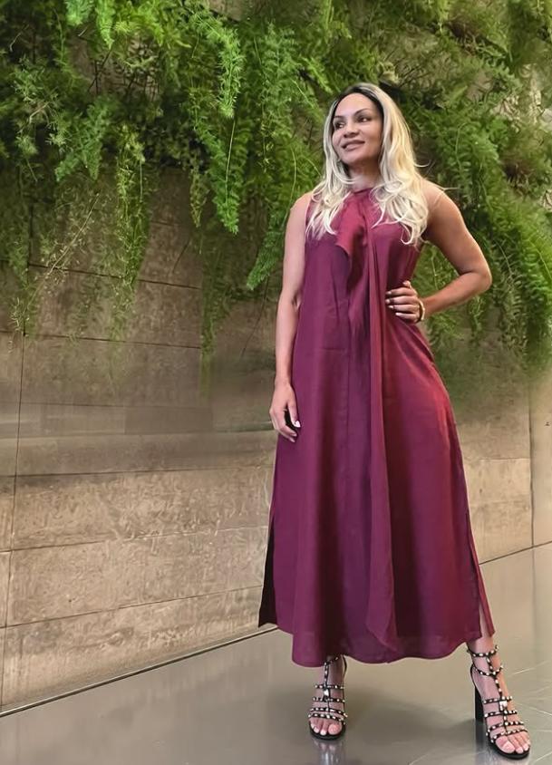 Dona Tata em um vestido longo, escolhendo o próprio estilo com cuidado