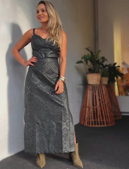 Look escolhido pela Dona Tata — couro grafite