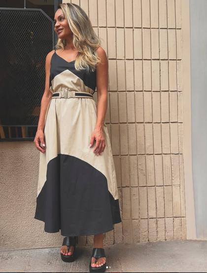 Look escolhido pela Dona Tata — bicolor com cinto